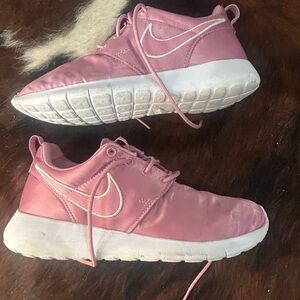 Nike Roshe One Elemental Pink